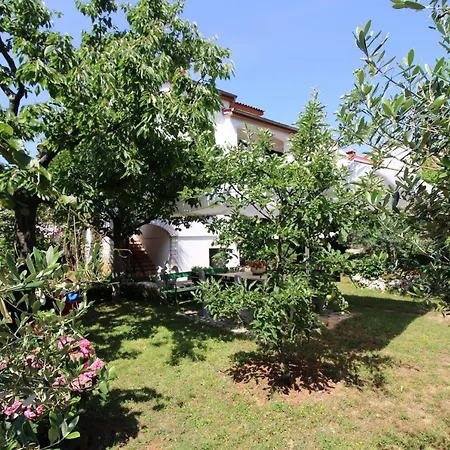 Modern Sabina With Garden Apartament