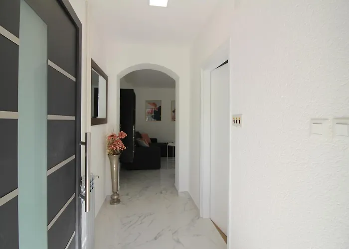 Modern Sabina With Garden * פורץ