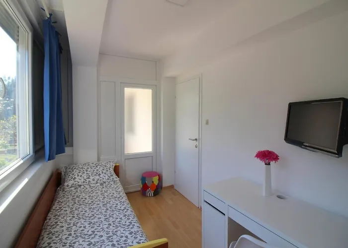 Modern Sabina With Garden