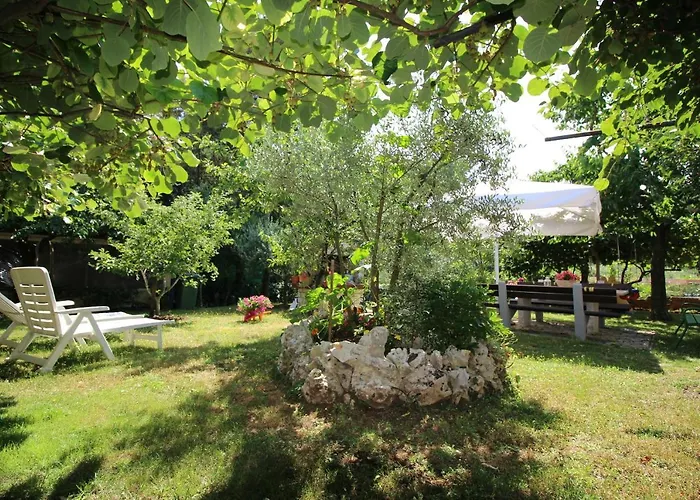 Modern Sabina With Garden