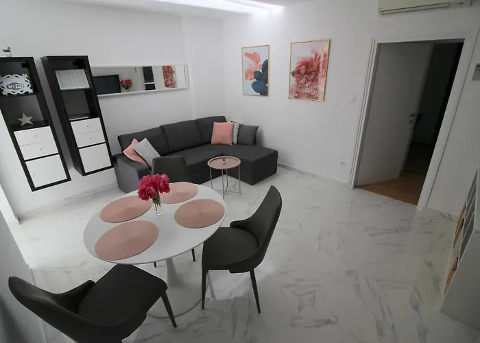 Modern Sabina With Garden * פורץ