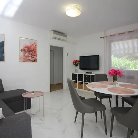 Апартаменты Modern Sabina With Garden
