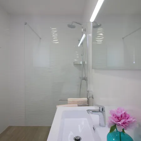 Modern Sabina With Garden