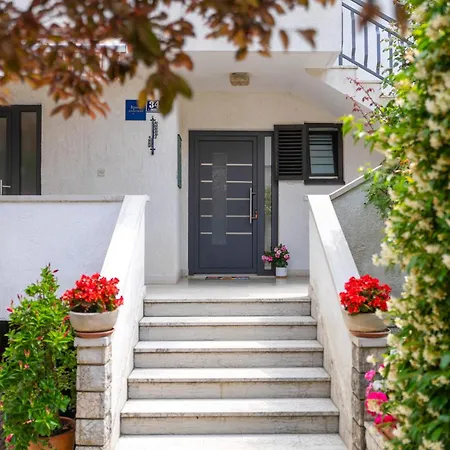 Modern Sabina With Garden *