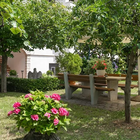 Апартаменты Modern Sabina With Garden *