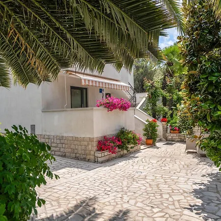 Modern Sabina With Garden
