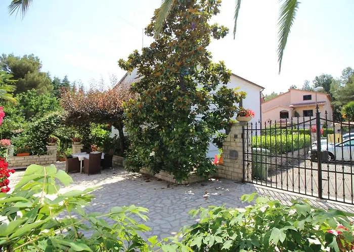 Modern Sabina With Garden Apartment Poreč